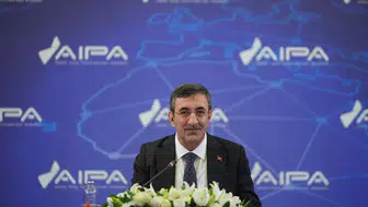 Macron Hindistan Sahillerinde Koşuya Çıktı: Zirve Öncesi Moral Depoladı