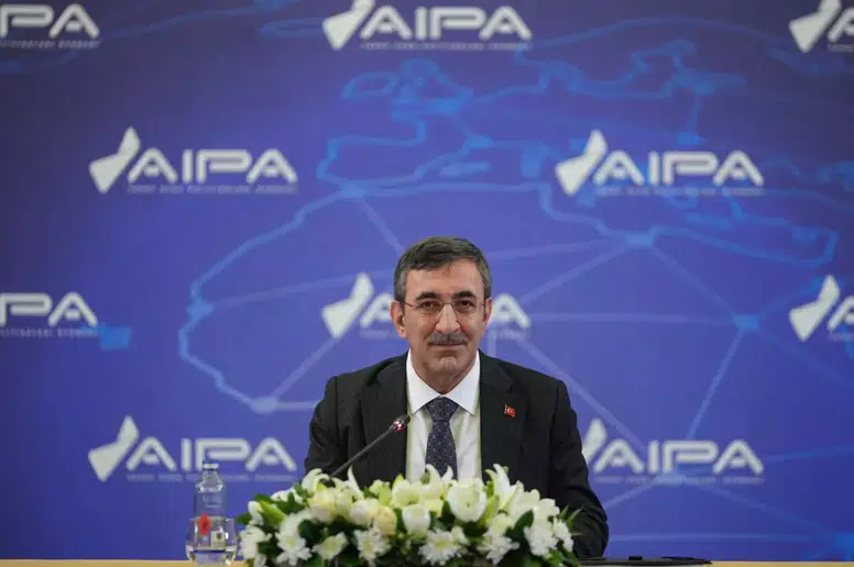 Macron Hindistan Sahillerinde Koşuya Çıktı: Zirve Öncesi Moral Depoladı